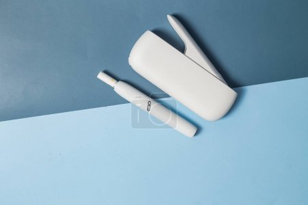 Téléchargez les photos : Duo IQOS 3 blanc. Bâtonnets dans des paquets pour fumer - en image libre de droit