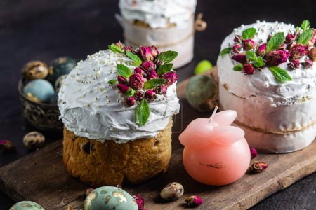 Pastel de Pascua con merengue suizo y flores. Huevos de Pascua