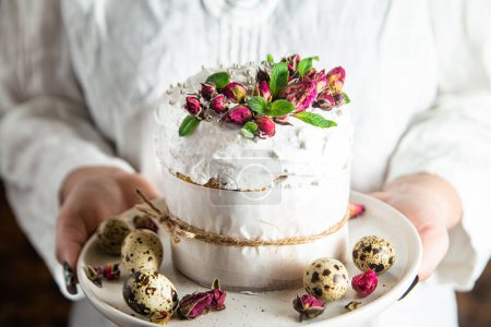 Pastel de Pascua con merengue suizo y flores. Huevos de Pascua