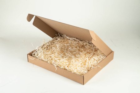 Kartonschachtel mit Holzfüllung auf weißem Hintergrund