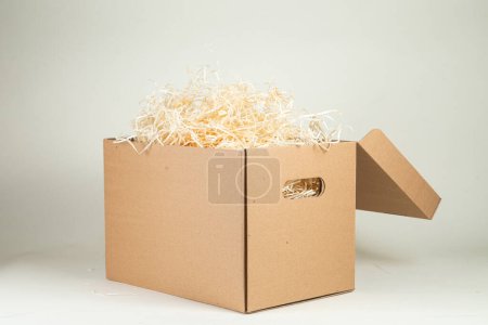 Kartonschachtel mit Holzfüllung auf weißem Hintergrund