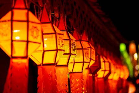 Téléchargez les photos : Lamphun ville cent mille festival de lanterne, belles lampes multicolores, Lamphun Thaïlande - en image libre de droit