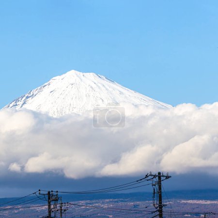 Foto de Hermoso paisaje Amplia vista de la montaña Fuji con cubierta de nieve en la cima sobre Fujinomiya, Shizuoka, Japón - Imagen libre de derechos