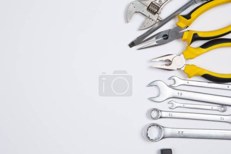 Werkzeugset zur Reparatur in einem Koffer auf weißem Hintergrund. Verschiedene Arbeits- oder Bauwerkzeuge. Schraubenschlüssel, Zangen, Schraubenzieher. Ansicht von oben