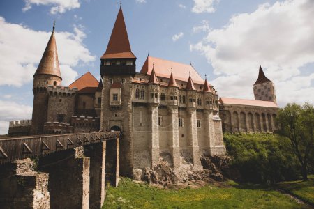 Foto de El castillo de Corvin es una imponente fortificación gótico-renacentista, una de las más grandes de Transilvania - Imagen libre de derechos