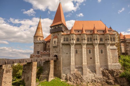 Foto de El castillo de Corvin es una imponente fortificación gótico-renacentista, una de las más grandes de Transilvania - Imagen libre de derechos