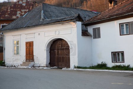 Foto de Rosia Montana, un hermoso pueblo antiguo en Transilvania. La primera ciudad minera en Rumania que comenzó a extraer oro, hierro, cobre. - Imagen libre de derechos