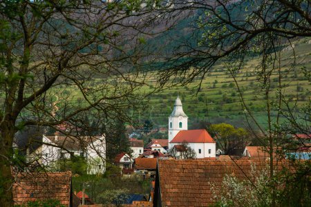 Rimetea es un pequeño pueblo situado en Transilvania, Rumania. Está situado en las montañas Apuseni y es conocido por su pintoresco entorno y su estilo arquitectónico húngaro bien conservado..