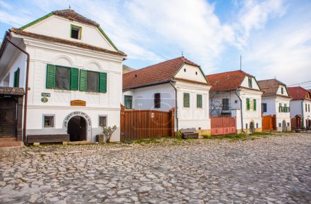 Foto de Rimetea es un pequeño pueblo situado en Transilvania, Rumania. Está situado en las montañas Apuseni y es conocido por su pintoresco entorno y su estilo arquitectónico húngaro bien conservado.. - Imagen libre de derechos