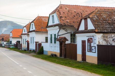 Foto de Rimetea es un pequeño pueblo situado en Transilvania, Rumania. Está situado en las montañas Apuseni y es conocido por su pintoresco entorno y su estilo arquitectónico húngaro bien conservado.. - Imagen libre de derechos