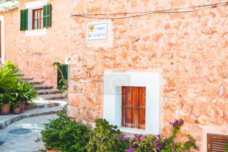 Téléchargez les photos : Vue d'une rue médiévale dans la vieille ville du pittoresque village de style espagnol Fornalutx, Majorque ou Majorque île - en image libre de droit