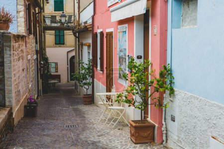 Foto de Sirolo es una pintoresca ciudad situada a lo largo de la costa adriática en la región de las Marcas de Italia. Conocido por sus impresionantes playas, aguas azules claras y encantador centro histórico. - Imagen libre de derechos