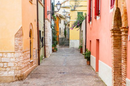 Foto de Sirolo es una pintoresca ciudad situada a lo largo de la costa adriática en la región de las Marcas de Italia. Conocido por sus impresionantes playas, aguas azules claras y encantador centro histórico. - Imagen libre de derechos