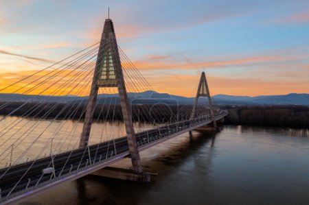Téléchargez les photos : Vue aérienne du célèbre pont Megyeri au coucher du soleil. - en image libre de droit