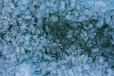Luftaufnahme von aufgetürmten Eisschollen am Plattensee bei Fonydliget, Ungarn. Hintergrund der abstrakten Eisbildung.