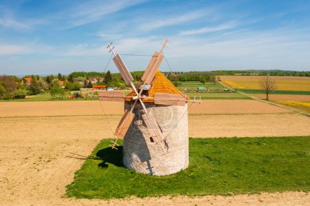Luftaufnahme einer traditionellen Windmühle in Tes, Kreis Veszprem, Ungarn. Ungarischer Name ist Tesi szelmalmok.