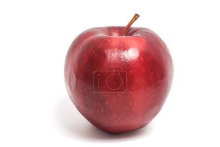 Fraîche pomme rouge biologique délicieux fruits vue de côté isolé sur fond blanc chemin de coupe