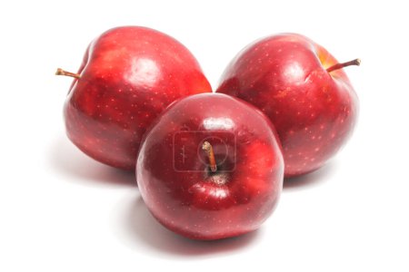 Trois pommes rouges biologiques fraîches délicieuses vue latérale de fruits isolés sur fond blanc chemin de coupe