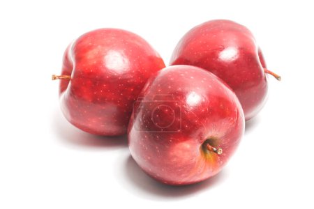 Trois pommes rouges biologiques fraîches délicieuses vue latérale de fruits isolés sur fond blanc chemin de coupe