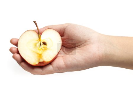 Main tenant à moitié coupé pomme rouge biologique fraîche délicieux fruits isolés sur fond blanc chemin de coupe