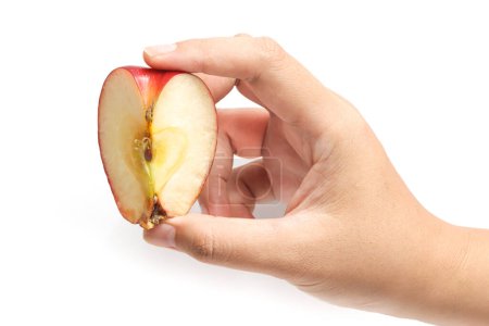 Main tenant tranchée pomme rouge fraîche biologique délicieux fruits isolés sur fond blanc chemin de coupe