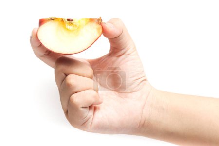 Main tenant tranchée pomme rouge fraîche biologique délicieux fruits isolés sur fond blanc chemin de coupe