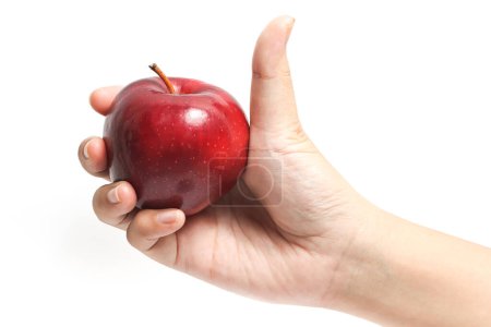 Main tenant pomme rouge fraîche biologique délicieux fruit avec doigt de pouce isolé sur fond blanc chemin de coupe