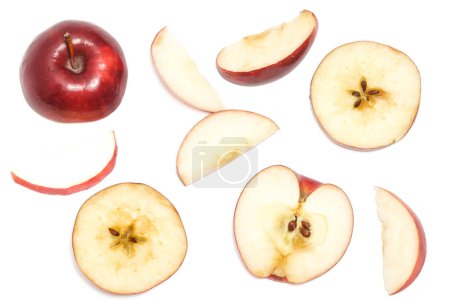 Téléchargez les photos : Séparé demi coupé en tranches fraîche pomme rouge biologique délicieux fruits vue de dessus isolé sur fond blanc chemin de coupe - en image libre de droit