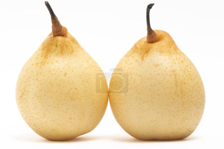 Deux poires jaunes biologiques fraîches délicieuses vue de côté des fruits isolés sur fond blanc chemin de coupe