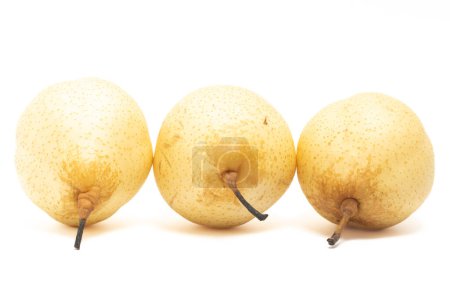 Trois poire jaune biologique fraîche délicieuse vue de côté des fruits isolés sur fond blanc chemin de coupe