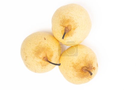 Drei frische Bio-gelbe Birne köstliche Obst Draufsicht isoliert auf weißem Hintergrund Clipping Pfad