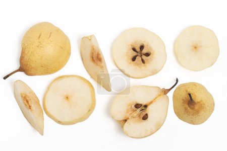 Corte medio separado en rodajas y pera amarilla orgánica fresca entera deliciosa vista superior de la fruta aislada en el camino de recorte de fondo blanco
