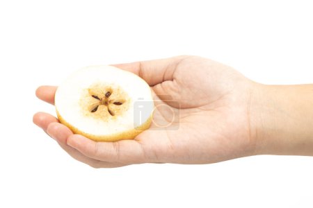 Mano sosteniendo en rodajas de pera amarilla orgánica fresca deliciosa fruta aislada en el camino de recorte de fondo blanco