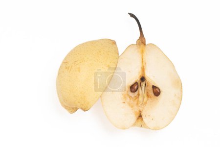Medio corte de pera amarilla orgánica fresca deliciosa fruta vista superior aislado en el camino de recorte de fondo blanco