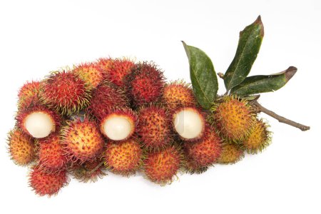 Die Hälfte geschnitten und ein Bund frischer Bio-Rambutan köstliche Früchte Draufsicht isoliert auf weißem Hintergrund Clipping Pfad