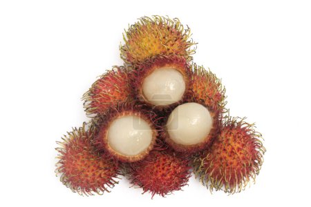Die Hälfte geschnitten und eine Gruppe frischer Bio-Rambutan köstliche Obst Draufsicht isoliert auf weißem Hintergrund Clipping Pfad