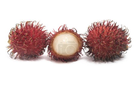Halb geschnitten und frisch Bio-Rambutan köstliche Früchte isoliert auf weißem Hintergrund Clipping Pfad
