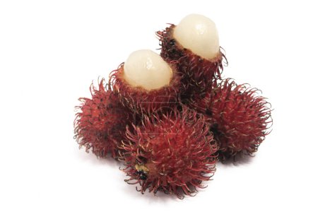 Halb geschnitten und frisch Bio-Rambutan köstliche Früchte isoliert auf weißem Hintergrund Clipping Pfad