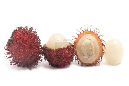 Set aus der Hälfte geschnitten und geschält frischen Bio-Rambutan köstliche Früchte mit Samen isoliert auf weißem Hintergrund Clipping Pfad