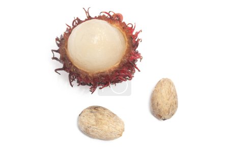 Die Hälfte geschnitten frischen Bio-Rambutan köstliche Früchte mit Samen isoliert auf weißem Hintergrund Clipping Pfad