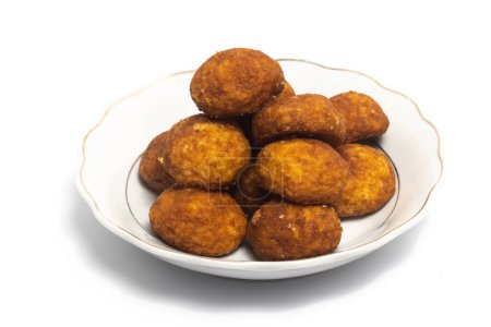 Biscuits au fromage de palme dans une petite assiette blanche isolée sur fond blanc chemin de coupe
