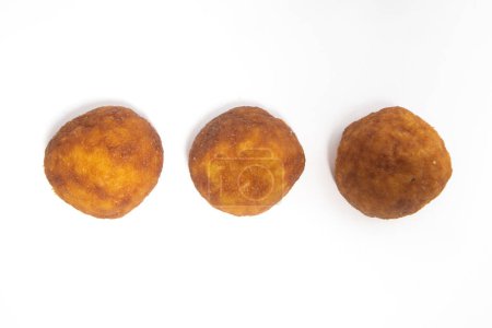 Grupo de galletas de queso de palma vista superior aislado en el camino de recorte de fondo blanco