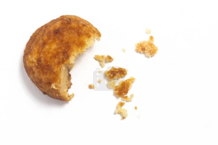 Se estrelló de galletas de queso de palma con desmoronamiento aislado en el camino de recorte de fondo blanco