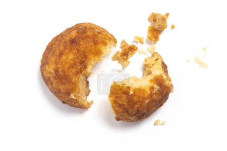 Se estrelló de galletas de queso de palma con desmoronamiento aislado en el camino de recorte de fondo blanco
