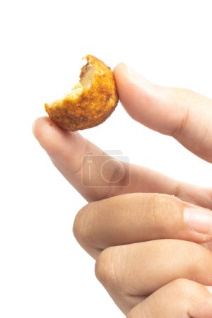 Mano sosteniendo galletas de queso de palma aisladas sobre fondo blanco recorte camino
