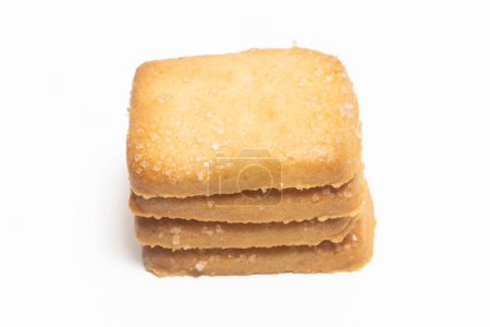 Téléchargez les photos : Empilés de biscuits au beurre danois le biscuit au pain finlandais isolé sur fond blanc chemin de coupe - en image libre de droit
