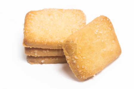 Téléchargez les photos : Empilés de biscuits au beurre danois le biscuit au pain finlandais isolé sur fond blanc chemin de coupe - en image libre de droit