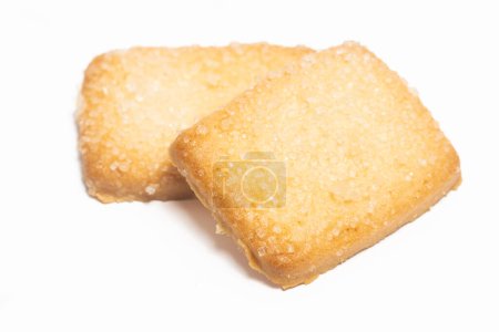 Téléchargez les photos : Deux biscuits au beurre danois le biscuit au pain finlandais isolé sur fond blanc chemin de coupe - en image libre de droit