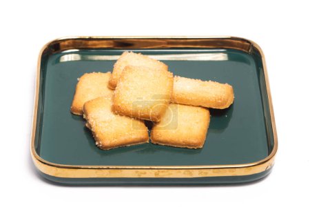 Téléchargez les photos : Groupe de biscuits au beurre danois le biscuit au pain finlandais dans une assiette verte isolée sur fond blanc chemin de coupe - en image libre de droit