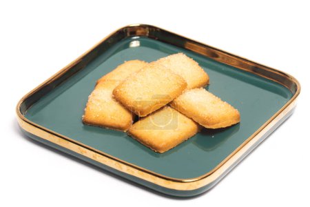 Téléchargez les photos : Groupe de biscuits au beurre danois le biscuit au pain finlandais dans une assiette verte isolée sur fond blanc chemin de coupe - en image libre de droit